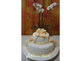 Свадебный 2-х ярусный торт в белом и бежевом тоне с ниспадающей тканью (Київ)