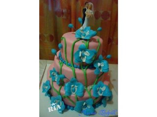 Розовый свадебный торт с голубыми орхидеями (Київ)
