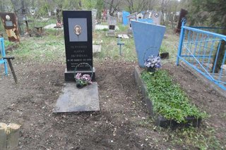 Уборка могил на кладбищах в Донецке (Донецк)