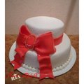 Свадебный белый 2-х ярусный торт с большим красным бантом (Киев)